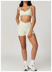 Détail du short de yoga à taille croisée en tissu mat blanc crème haute performance