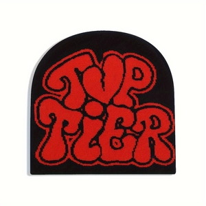 Dettaglio trama in maglia del berretto nero con scritta graffiti TOP TIER rossa