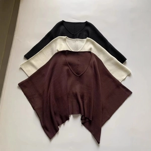 Top in maglia a costine con scollo a V in nero, crema e caffè in posa piatta