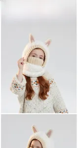 Détail de la capuche peluche à oreilles de lapin et masque tricoté pour enfants