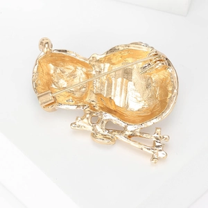 Broche oiseau en alliage doré montrant le fermoir de sécurité et la texture métal