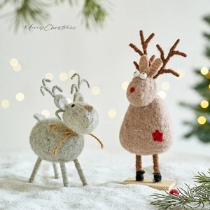 Décorations de table de Noël rennes en feutre avec base en bois et style nordique