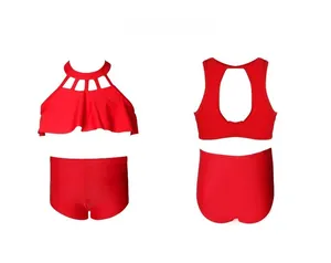 Détail du maillot de bain deux pièces rouge pour filles avec volants et licou ajouré