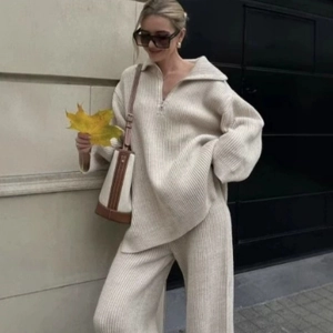 Ensemble beige en tricot pour femme avec gilet zippé et pantalon large fluide