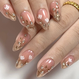 Unghie Finte A Pressione Forma Mandorla French Rosa Con Fiori Bianchi Linee Dorate Strass Manicure Per Donne Elegante