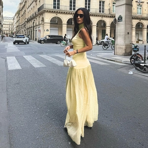 Elegante abito lungo senza maniche giallo tenue con orlo in mesh e top in maglia