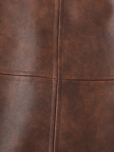 Vue macro de la texture du cuir marron avec des coutures en point de croix