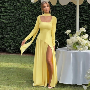 Détail d'une robe moulante jaune citron élégante avec fente haute et manches longues de soirée
