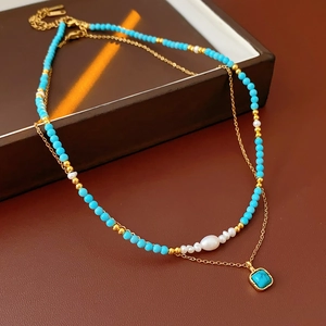 Dettaglio della collana placcata oro con perle di turchese e perle d'acqua dolce
