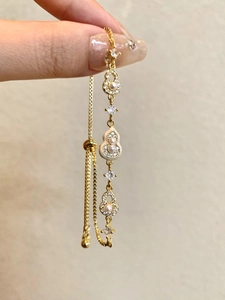 Détail du bracelet gourde en or 18 carats avec perles et cristaux et fermoir ajustable