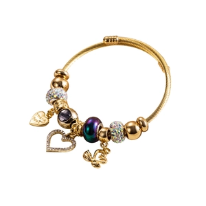 Bracciale a perline regolabile dorato con ciondoli a cuore e cigno su sfondo bianco