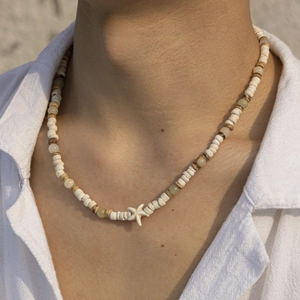 Collana da uomo con perline in pietra naturale di cocco e ciondolo a stella marina