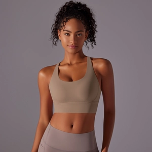 Dettaglio ravvicinato della trama spazzolata e della fascia elastica del reggiseno sportivo beige