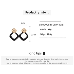 Detailed size chart for geometric alloy earrings featuring black and gold rhobmus design