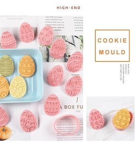 Dettaglio degli stampini per biscotti a uovo di Pasqua 3D rosa con motivi a fiori