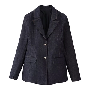 Conjunto de tres piezas de mezclilla azul oscuro con blazer de solapa y botones