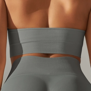 Vue détaillée du tissu en maille côtelée gris foncé sans couture sur le haut de yoga