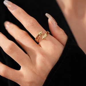 Gros plan d'une bague étoile vintage dorée avec anneau évidé et détails polis à la main
