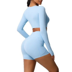 Lichtblauw tweedelig yogasetje met shirt met lange mouwen en sportshort met hoge taille