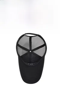 Dettaglio dei pannelli in mesh traspirante su un cappellino da baseball nero sportivo