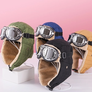 Collezione di colbacchi invernali con occhiali in vari colori e calda fodera in peluche
