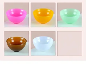 Detailansicht bunter Miniatur-Puppenhausschüsseln in verschiedenen transparenten Farben
