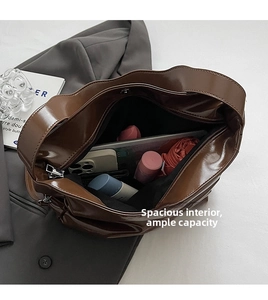 Interno spazioso di una borsa tote marrone lucida con spazio per tablet e ombrello