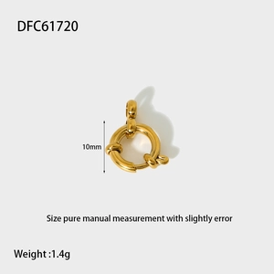 Détail d'un fermoir à ressort de 10 mm en acier inoxydable doré pour bijoux DIY