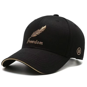 Berretto da baseball in cotone nero con ricamo piuma dorata e scritte Freedom