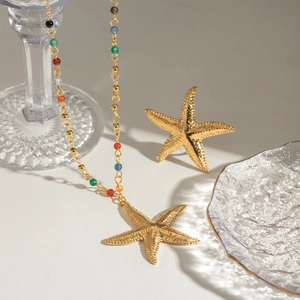 Collier pendentif étoile de mer plaqué or 18 carats avec perles colorées et texture martelée
