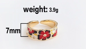 Detalle de anillo de flores de esmalte con 7mm de ancho y peso de 3,9 gramos