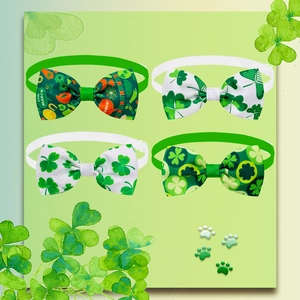 Dettagli di quattro papillon per animali San Patrizio con motivi a trifoglio e texture