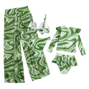 Détail du set de maillot de bain vert marbré avec bikini, pantalon et version enfant