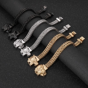 Vue détaillée de bracelets tressés avec têtes de lion et de loup en plusieurs finitions