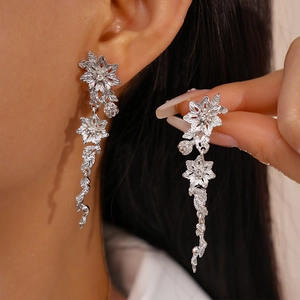Boucles d'oreilles élégantes en argent avec fleurs feuilles et strass brillants