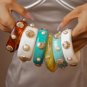 Bracelets en résine rétro, texture marbrée, détails de coquillages d'or et perles