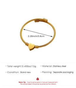 Detalle de brazalete espiral con corazón dorado mostrando diámetro y peso del producto
