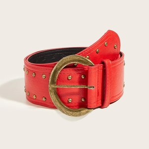 Vue détaillée de la ceinture punk en cuir rouge avec rivets et boucle ronde vintage