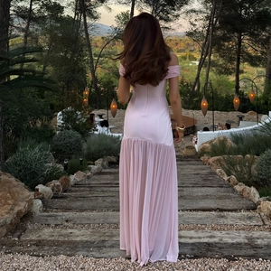 Elegantes rosa rückenfreies Bandeau-Kleid mit gerafften Netzdetails im Sonnenuntergang