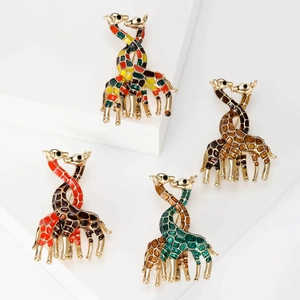 Cute Double Giraffe Brooch Alloy Enamel Animal Lapel Pin Fashion Gold Plated Jewelry Accessories For Women Suits