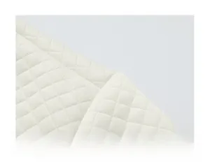 Detail der Rautensteppung und Schulternaht an einem weißen Sweatshirt-Gewebe