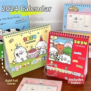 Detalle del calendario de escritorio 2024 con pestañas de colores y patrones dorados