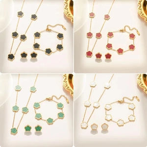Details von vierfarbigen Blumen-Schmucksets mit Halsketten und Armbändern in Goldoptik