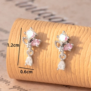 Clou d'oreille en acier titane avec pendentifs goutte blancs et roses et fleur