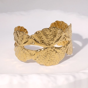 Bracelet manchette en acier doré 18k martelé avec bords festonnés et ondulés