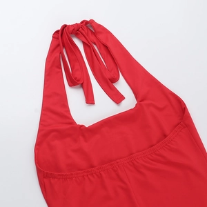 Nahaufnahme der roten Neckholder-Träger und des glatten elastischen Stoffes des Sommerkleids