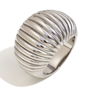 Bague croissant en acier inoxydable 316L argenté avec dôme côtelé sur fond blanc neutre