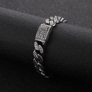 Detailansicht des massiven Herrenarmbands aus Edelstahl mit Hammerschlag-Textur
