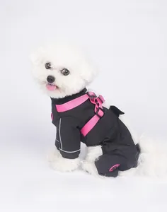 Détail d'une combinaison de protection pour chien avec sangles roses et bandes réfléchissantes