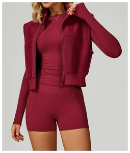 Gros plan sur un ensemble de sport rouge trois pièces avec gilet polaire et short